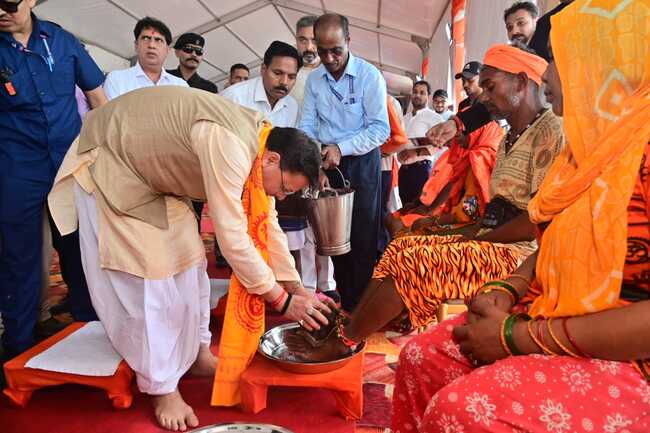 मुख्यमंत्री धामी ने कावंडियों के पांव धोकर शिव भक्तों का किया स्वागत, हरिद्वार आये कांवडियों एवं शिव भक्तों पर हैलीकॉफ्टर से हुई पुष्प वर्षा