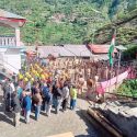 आपदा के दुःख के बीच धराली में राहत एवं बचाव कार्यों में जुटे कर्मियों ने किया ध्वजारोहण, मृतकों की आत्मा की शांति के लिए दो मिनट का मौन भी रखा