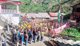 आपदा के दुःख के बीच धराली में राहत एवं बचाव कार्यों में जुटे कर्मियों ने किया ध्वजारोहण, मृतकों की आत्मा की शांति के लिए दो मिनट का मौन भी रखा