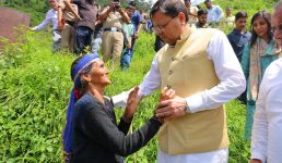 सीएम धामी ने पौड़ी जनपद के आपदाग्रस्त क्षेत्रों का स्थलीय निरीक्षण किया, प्रभावितों को दिया मुआवजा
