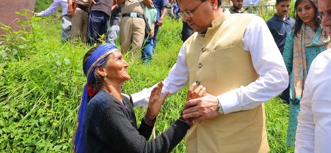 सीएम धामी ने पौड़ी जनपद के आपदाग्रस्त क्षेत्रों का स्थलीय निरीक्षण किया, प्रभावितों को दिया मुआवजा