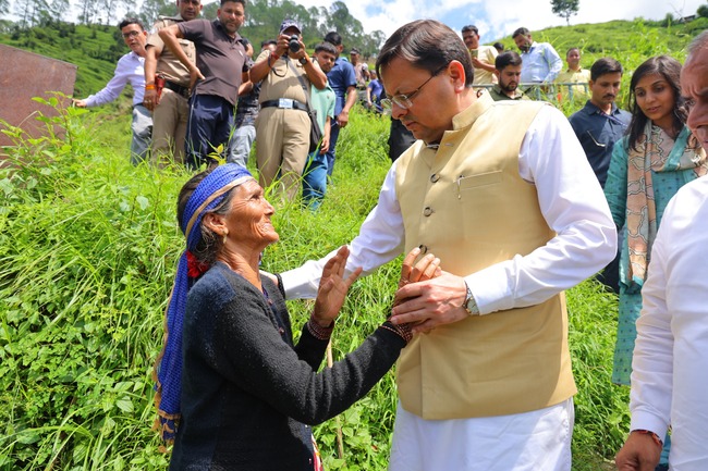 सीएम धामी ने पौड़ी जनपद के आपदाग्रस्त क्षेत्रों का स्थलीय निरीक्षण किया, प्रभावितों को दिया मुआवजा