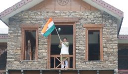 मुख्यमंत्री पुष्कर सिंह धामी ने मुख्यमंत्री आवास में ‘हर घर तिरंगा’ अभियान के अंतर्गत तिरंगा फहराया, प्रदेशवासियों से भी की अपील