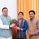 सीएम धामी से मुख्यमंत्री आदर्श ग्राम सारकोट की ग्राम प्रधान प्रियंका नेगी ने भेंट की, उन्होंने भराड़ीसैंण से सारकोट के लिए सड़क की स्वीकृति और कार्य शुरू होने के लिए मुख्यमंत्री का आभार व्यक्त किया