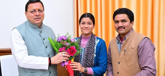 सीएम धामी से मुख्यमंत्री आदर्श ग्राम सारकोट की ग्राम प्रधान प्रियंका नेगी ने भेंट की, उन्होंने भराड़ीसैंण से सारकोट के लिए सड़क की स्वीकृति और कार्य शुरू होने के लिए मुख्यमंत्री का आभार व्यक्त किया