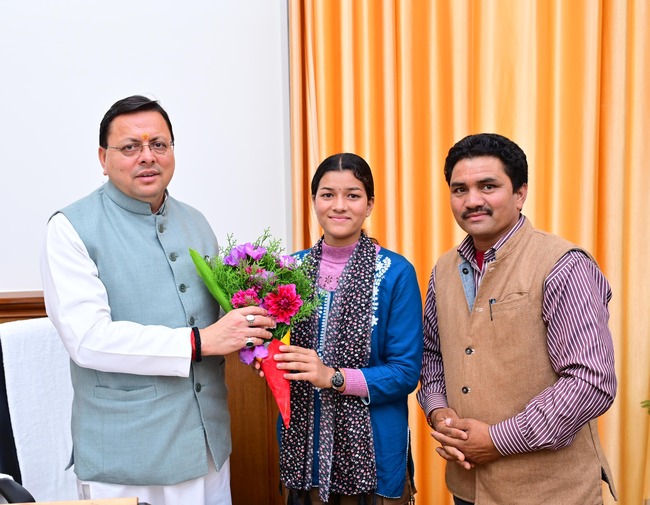 सीएम धामी से मुख्यमंत्री आदर्श ग्राम सारकोट की ग्राम प्रधान प्रियंका नेगी ने भेंट की, उन्होंने भराड़ीसैंण से सारकोट के लिए सड़क की स्वीकृति और कार्य शुरू होने के लिए मुख्यमंत्री का आभार व्यक्त किया
