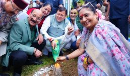 सीएम धामी और विधानसभा अध्यक्ष श्रीमती ऋतु खंडूडी भूषण ने गैरसैंण  में ‘एक पेड़ माँ के नाम’  अभियान के तहत पौधा रोपण किया