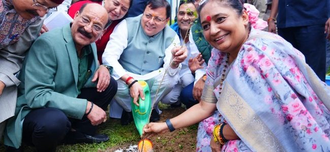 सीएम धामी और विधानसभा अध्यक्ष श्रीमती ऋतु खंडूडी भूषण ने गैरसैंण  में ‘एक पेड़ माँ के नाम’  अभियान के तहत पौधा रोपण किया