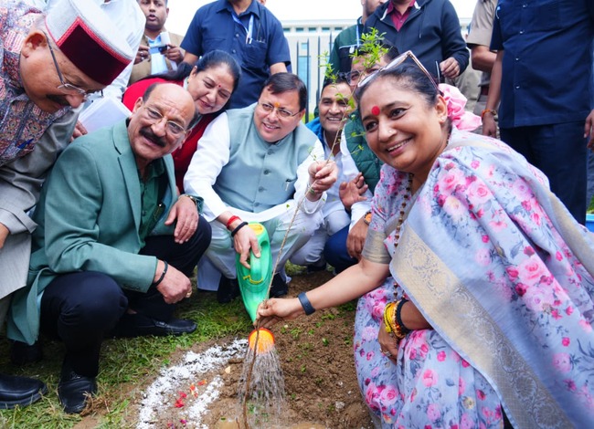 सीएम धामी और विधानसभा अध्यक्ष श्रीमती ऋतु खंडूडी भूषण ने गैरसैंण  में ‘एक पेड़ माँ के नाम’  अभियान के तहत पौधा रोपण किया