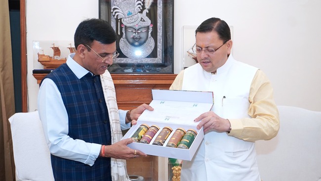 सीएम धामी ने नई दिल्ली में केंद्रीय युवा कार्यक्रम एवं खेल मंत्री डॉ. मनसुख मांडविया से भेंट की, उत्तराखंड में खेलों के व्यापक विकास और उच्च स्तरीय खेल अवस्थापना के लिए मांगा सहयोग