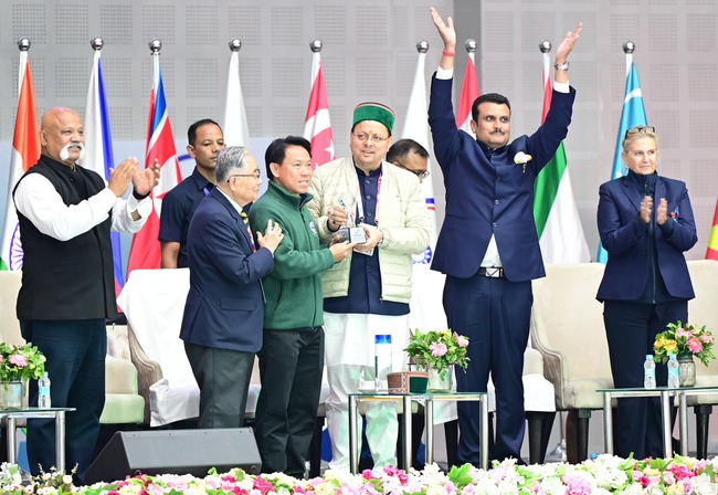 एशियन ओपन शॉर्ट ट्रैक स्पीड स्केटिंग ट्रॉफी 2025 के समापन समारोह में शामिल हुए सीएम धामी, एशिया के 11 देशों से 200 से अधिक खिलाड़ियों ने प्रतिभाग किया