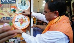 सीएम धामी ने पलटन बाजार देहरादून में आयोजित ‘स्वदेशी अपनाओ, राष्ट्र को आगे बढ़ाओ’ अभियान का किया नेतृत्व, दुकानों और प्रतिष्ठानों पर स्टीकर भी लगाए