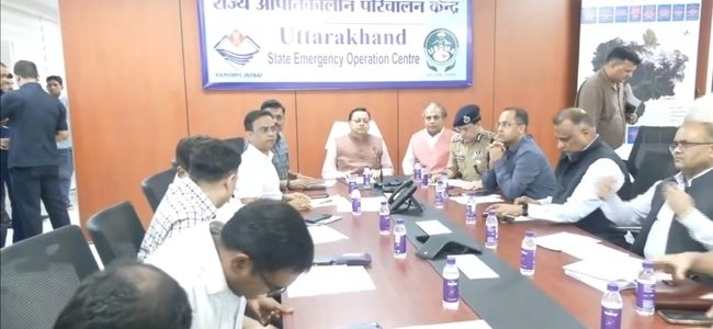 राज्य आपातकालीन परिचालन केंद्र, देहरादून पहुंचे मुख्यमंत्री धामी, आपदा के बाद चल रहे रेस्क्यू ऑपरेशन के लिए दिए दिशा-निर्देश राज्य आपातकालीन परिचालन केंद्र, देहरादून पहुंचे मुख्यमंत्री धामी, आपदा के बाद चल रहे रेस्क्यू ऑपरेशन के लिए दिए दिशा-निर्देश