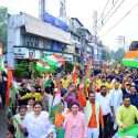 सीएम धामी ने जनप्रतिनिधियों, हजारों की संख्या में युवाओं, छात्र- छात्राओं, महिलाओं एवं बच्चों के साथ तिरंगा यात्रा का नेतृत्व किया