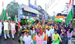सीएम धामी ने जनप्रतिनिधियों, हजारों की संख्या में युवाओं, छात्र- छात्राओं, महिलाओं एवं बच्चों के साथ तिरंगा यात्रा का नेतृत्व किया