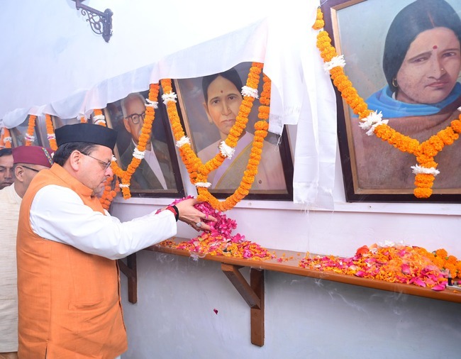 मुख्यमंत्री धामी ने मसूरी गोलीकांड शहीदों को अर्पित की श्रद्धांजलि, कहा 2 सितंबर 1994 का दिन राज्य के इतिहास में एक काले अध्याय के रूप में अंकित रहेगा