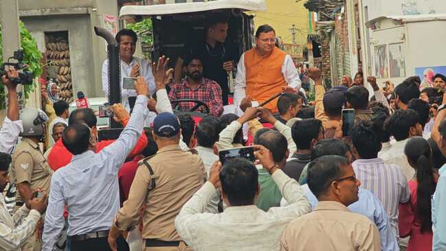 आपदा की घड़ी में जनसेवा की मिसाल बने मुख्यमंत्री पुष्कर सिंह धामी, भारी बारिश के बीच ट्रैक्टर से पहुँचे हरिद्वार के लक्सर आपदा प्रभावित क्षेत्रों में