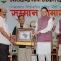 सीएम धामी ने साहित्यकार शैलेश मटियानी, गिरीश तिवारी, शेरदा अनपढ़,  हीरा सिंह राणा, सोमवारी लाल उनियाल व अतुल शर्मा को उत्तराखंड दीर्घकालीन साहित्य सेवी सम्मान से सम्मानित किया