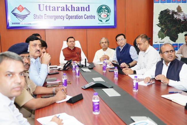 सीएम धामी मंगलवार देर रात पहुँचे आपदा परिचालन केंद्र, अगले 3 दिन सभी जिलों में पूरी सतर्कता बरतने के निर्देश