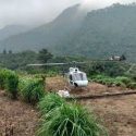 Dehradun आपदा के बीच खेतों में हेलीकॉप्टर उतारकर लोगों को राहत पहुंचा रहा प्रशासन, 60 परिवारों पर आ गया था  संकट