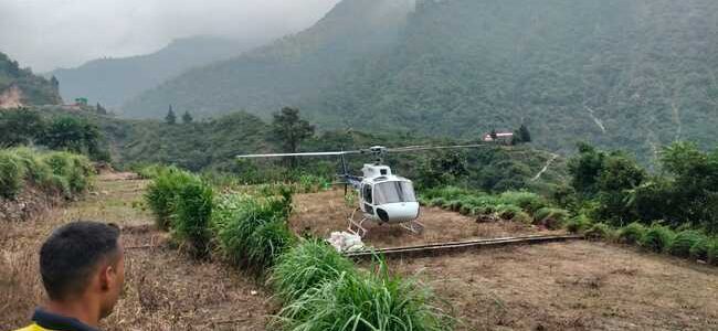 Dehradun आपदा के बीच खेतों में हेलीकॉप्टर उतारकर लोगों को राहत पहुंचा रहा प्रशासन, 60 परिवारों पर आ गया था संकट Dehradun आपदा के बीच खेतों में हेलीकॉप्टर उतारकर लोगों को राहत पहुंचा रहा प्रशासन, 60 परिवारों पर आ गया था संकट