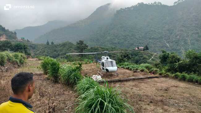 Dehradun आपदा के बीच खेतों में हेलीकॉप्टर उतारकर लोगों को राहत पहुंचा रहा प्रशासन, 60 परिवारों पर आ गया था  संकट