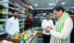 मुख्यमंत्री धामी ने जनता से की अपील, अधिक से अधिक अपनाएँ स्वदेशी उत्पाद, खादी ग्रामोद्योग भवन से की खरीदारी