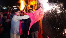 सीएम धामी विजयदशमी पर दशहरा महोत्सव व रावण दहन में हुए शामिल, कहा अयोध्या में राम मंदिर युग का सबसे बड़ा सांस्कृतिक गौरव