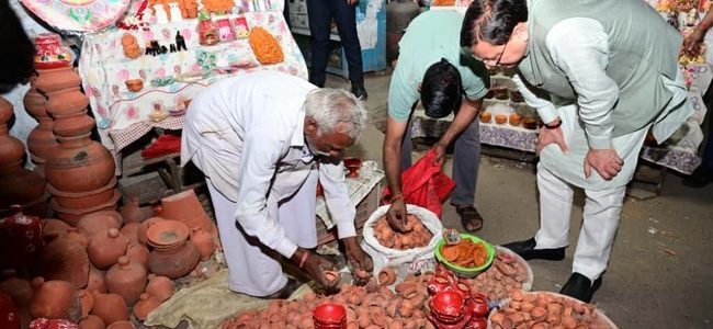 खटीमा में ‘स्वदेशी अपनाओ’ अभियान के तहत पारंपरिक दियों और स्थानीय उत्पादों की खरीदारी कर मुख्यमंत्री धामी ने दिया वोकल फॉर लोकल का संदेश खटीमा में ‘स्वदेशी अपनाओ’ अभियान के तहत पारंपरिक दियों और स्थानीय उत्पादों की खरीदारी कर मुख्यमंत्री धामी ने दिया वोकल फॉर लोकल का संदेश