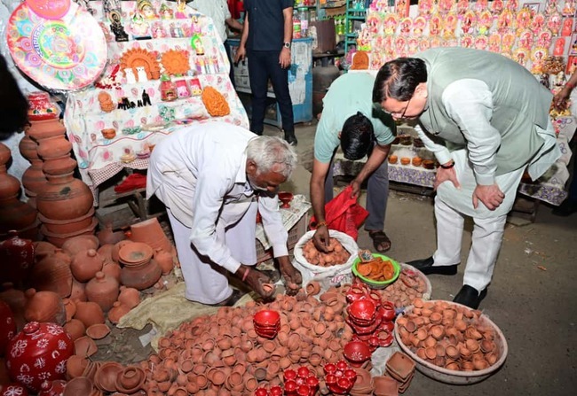खटीमा में ‘स्वदेशी अपनाओ’ अभियान के तहत पारंपरिक दियों और स्थानीय उत्पादों की खरीदारी कर मुख्यमंत्री धामी ने दिया वोकल फॉर लोकल का संदेश