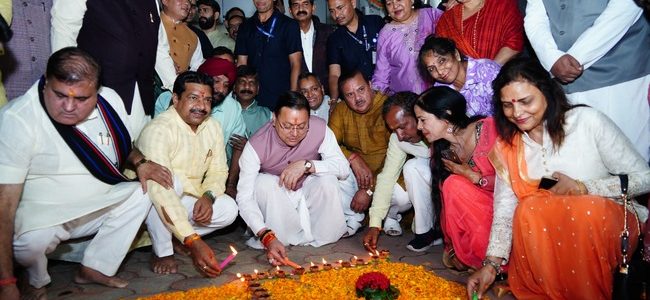 मुख्यमंत्री पुष्कर सिंह धामी भाजपा प्रदेश कार्यालय देहरादून में आयोजित दीपावली मिलन समारोह में हुए शामिल