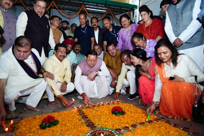 मुख्यमंत्री पुष्कर सिंह धामी भाजपा प्रदेश कार्यालय देहरादून में आयोजित दीपावली मिलन समारोह में हुए शामिल