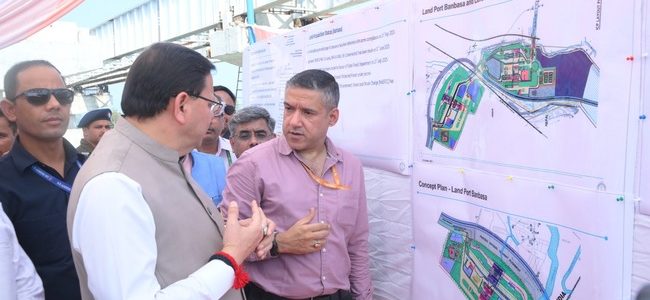 मुख्यमंत्री धामी ने बनबसा स्थित गुदमी क्षेत्र में लैंड पोर्ट्स अथॉरिटी ऑफ इंडिया द्वारा लगभग ₹500 करोड़ की लागत से निर्मित होने वाली आधुनिक लैंड पोर्ट परियोजना का स्थलीय निरीक्षण किया मुख्यमंत्री धामी ने बनबसा स्थित गुदमी क्षेत्र में लैंड पोर्ट्स अथॉरिटी ऑफ इंडिया द्वारा लगभग ₹500 करोड़ की लागत से निर्मित होने वाली आधुनिक लैंड पोर्ट परियोजना का स्थलीय निरीक्षण किया