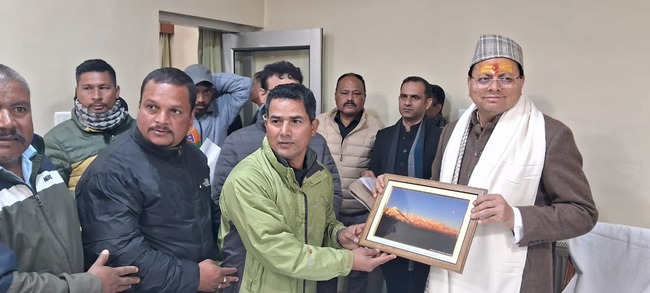 मुख्यमंत्री पुष्कर सिंह धामी मुनस्यारी पहुंचे, जनता और जवानों से किया आत्मीय संवाद, विकास योजनाओं की समीक्षा भी की मुख्यमंत्री पुष्कर सिंह धामी मुनस्यारी पहुंचे, जनता और जवानों से किया आत्मीय संवाद, विकास योजनाओं की समीक्षा भी की