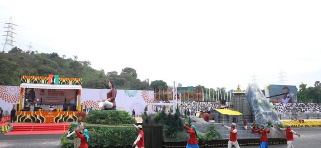 Video, एकता परेड में पीएम मोदी के सामने से गुजरी उत्तराखंड की झांकी, राज्य के विभिन्न रूप-रंगों की छटा बिखरी Video, एकता परेड में पीएम मोदी के सामने से गुजरी उत्तराखंड की झांकी, राज्य के विभिन्न रूप-रंगों की छटा बिखरी