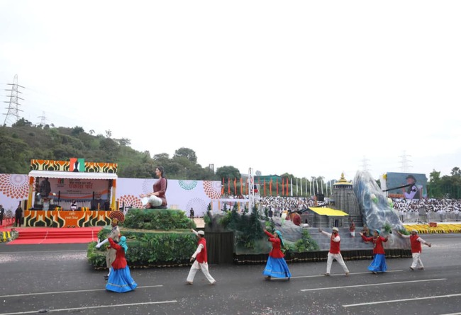 Video, एकता परेड में पीएम मोदी के सामने से गुजरी उत्तराखंड की झांकी, राज्य के विभिन्न रूप-रंगों की छटा बिखरी Video, एकता परेड में पीएम मोदी के सामने से गुजरी उत्तराखंड की झांकी, राज्य के विभिन्न रूप-रंगों की छटा बिखरी