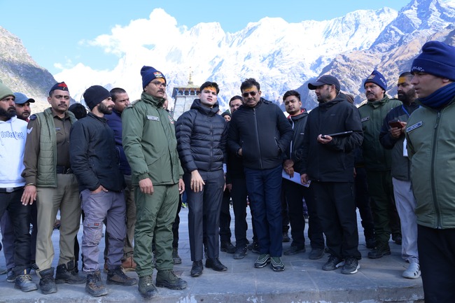 Uttarakhand मुख्य सचिव आनन्द बर्द्धन ने केदारनाथ यात्रा व्यवस्थाओं का लिया जायजा, पुनर्निर्माण कार्यों और यात्रियों की सुविधाओं का किया निरीक्षण