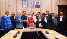 मुख्यमंत्री से अध्यक्ष संघर्ष समिति बार एसोसिएशन देहरादून के पदाधिकारियों ने भेंट कर सौंपा विभिन्न समस्याओं से संबंधित ज्ञापन