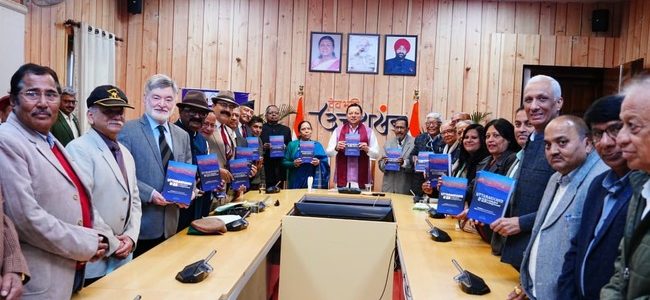 ‘उत्तराखण्ड @25: लुकिंग बैक-लुकिंग फॉरवर्ड’ पुस्तक का मुख्यमंत्री ने किया विमोचन, दून पुस्तकालय एवं शोध केंद्र तथा भारतीय लोक प्रशासन संस्थान द्वारा प्रकाशित