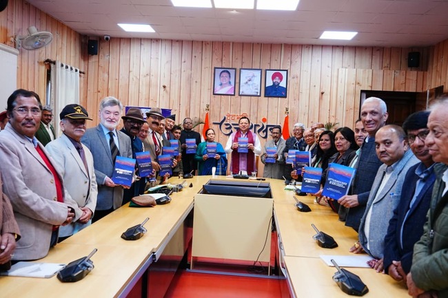 ‘उत्तराखण्ड @25: लुकिंग बैक-लुकिंग फॉरवर्ड’ पुस्तक का मुख्यमंत्री ने किया विमोचन, दून पुस्तकालय एवं शोध केंद्र तथा भारतीय लोक प्रशासन संस्थान द्वारा प्रकाशित