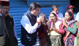 लोकपर्व इगास पर रुद्रप्रयाग के आपदा प्रभावित परिवारों के बीच पहुंचे मुख्यमंत्री धामी, प्रभावितों के साथ किया भोजन, कहा राज्य सरकार हर संकट की घड़ी में जनता के साथ खड़ी है﻿
