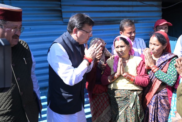 लोकपर्व इगास पर रुद्रप्रयाग के आपदा प्रभावित परिवारों के बीच पहुंचे मुख्यमंत्री धामी, प्रभावितों के साथ किया भोजन, कहा राज्य सरकार हर संकट की घड़ी में जनता के साथ खड़ी है लोकपर्व इगास पर रुद्रप्रयाग के आपदा प्रभावित परिवारों के बीच पहुंचे मुख्यमंत्री धामी, प्रभावितों के साथ किया भोजन, कहा राज्य सरकार हर संकट की घड़ी में जनता के साथ खड़ी है