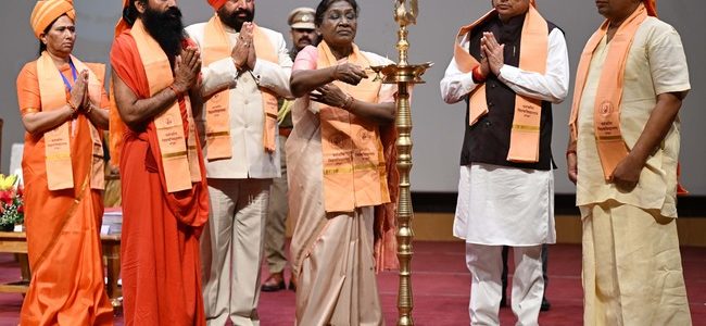 राष्ट्रपति द्रौपदी मुर्मु ने पतंजलि विश्वविद्यालय हरिद्वार के द्वितीय दीक्षांत समारोह में स्वर्ण पदक प्राप्त विद्यार्थियों को किया सम्मानित