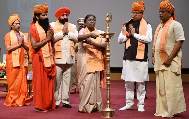 राष्ट्रपति द्रौपदी मुर्मु ने पतंजलि विश्वविद्यालय हरिद्वार के द्वितीय दीक्षांत समारोह में स्वर्ण पदक प्राप्त विद्यार्थियों को किया सम्मानित