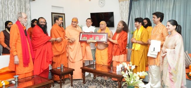 Uttarakhand संत समाज ने मुख्यमंत्री धामी को दिया आशीर्वाद, दी ‘देवभूमि के धर्म-संरक्षक’ की उपाधि, सांस्कृतिक संरक्षण व विकास कार्यों की सराहना की