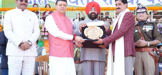 Uttarakhand राज्य स्थापना के रजत जयंती समारोह में राज्यपाल ने रैतिक परेड की सलामी ली, सीएम धामी ने की बड़ी घोषणाएं, 8 लोगों को राज्य गौरव सम्मान से किया गया सम्मानित