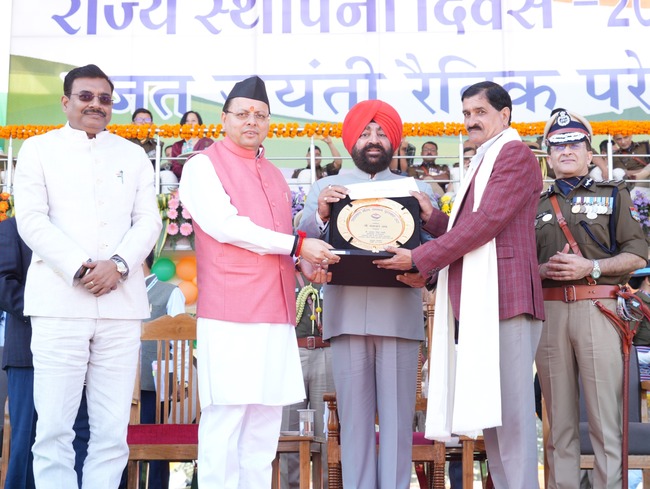 Uttarakhand राज्य स्थापना के रजत जयंती समारोह में राज्यपाल ने रैतिक परेड की सलामी ली, सीएम धामी ने की बड़ी घोषणाएं, 8 लोगों को राज्य गौरव सम्मान से किया गया सम्मानित