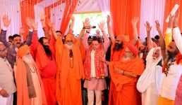 हरिद्वार में 2027 कुंभ के दिव्य और भव्य आयोजन के लिए मुख्यमंत्री ने गंगा किनारे सभी 13 अखाड़ों के आचार्यों एवं संतगणों के साथ बैठक की