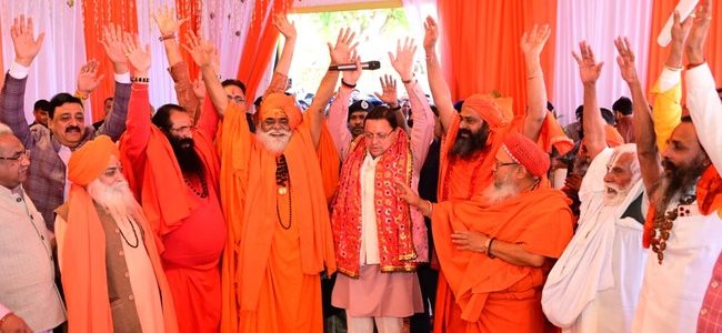 हरिद्वार में 2027 कुंभ के दिव्य और भव्य आयोजन के लिए मुख्यमंत्री ने गंगा किनारे सभी 13 अखाड़ों के आचार्यों एवं संतगणों के साथ बैठक की