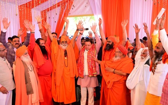 हरिद्वार में 2027 कुंभ के दिव्य और भव्य आयोजन के लिए मुख्यमंत्री ने गंगा किनारे सभी 13 अखाड़ों के आचार्यों एवं संतगणों के साथ बैठक की
